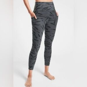 Athleta Salutation Stash Pocket II Animal Print 7/8 Tight Size XXS